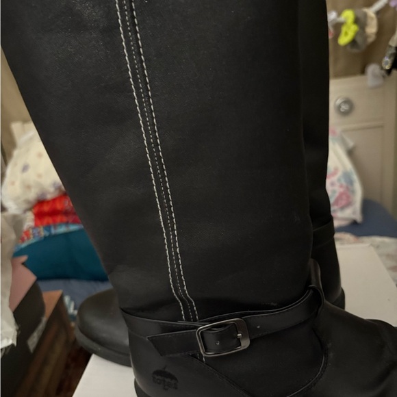 Women's Black Knee-High Boots - Picture 4 of 6